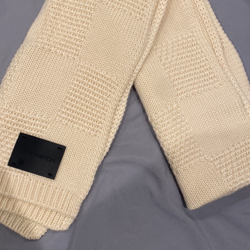 Louis Vuitton matching scarf & beanie set - Picture 7 of 7